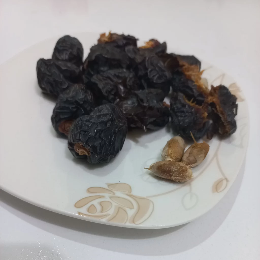 ajwa dates and seeds in plate 