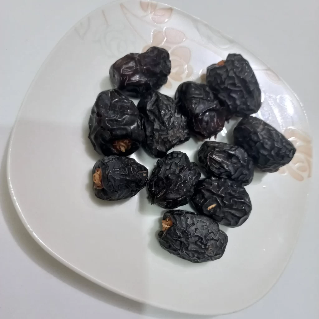 ajwa dates in plate