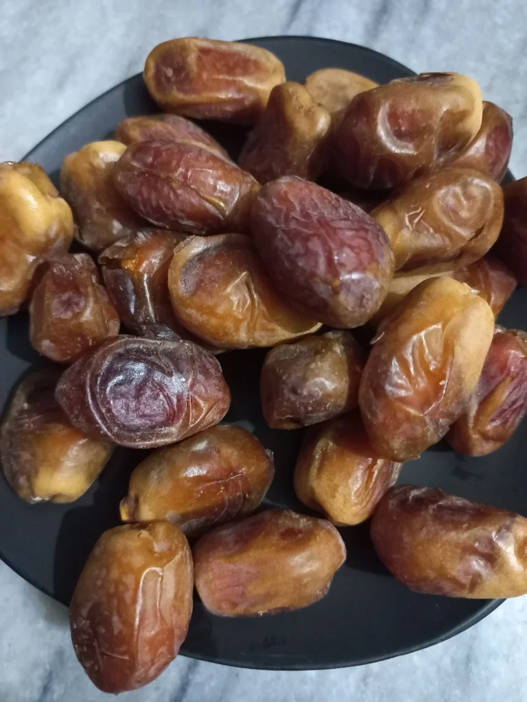 sukkari dates in plate